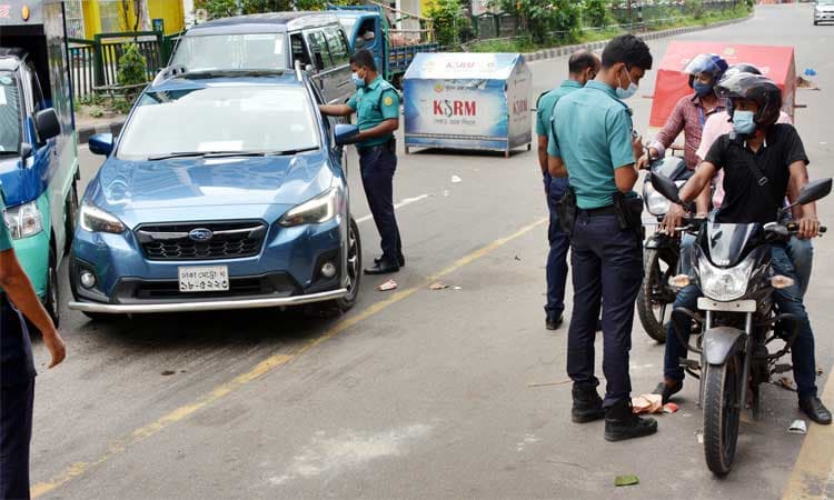 রাজধানীতে কঠোর বিধিনিষেধের প্রথম দিনে গ্রেফতার ৪০৩