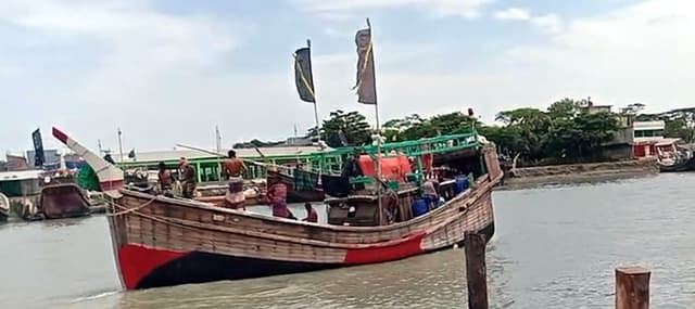 বৈরী আবহাওয়ার শঙ্কা, ইলিশ শিকারিদের সমুদ্রে যাত্রা