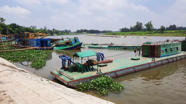 ফুলজোড় নদী থেকে অবৈধভাবে বালু উত্তোলন, বাড়িঘর সহ আবাদি জমি বিলিনের আশংকা!