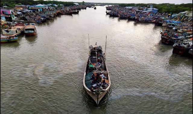 আজ শেষ হচ্ছে সমুদ্রে মাছ শিকারে ৬৫ দিনের কাগুজে নিষেধাজ্ঞা!