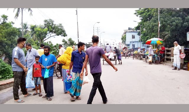 লকডাউনে বরিশালের সড়কে বেড়েছে মানুষ ও যানবাহন চলাচল
