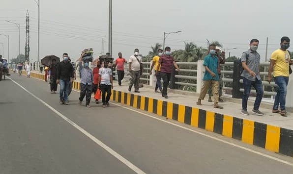 পায়ে হেঁটে রাজধানীতে ঢুকেছেন বহু মানুষ