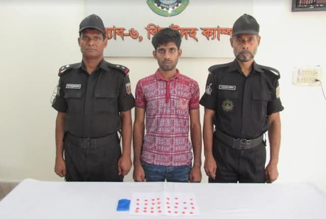 মহেশপুর থেকে ১৫০ পিচ ইয়াবাসহ ব্যবসায়ী আটক