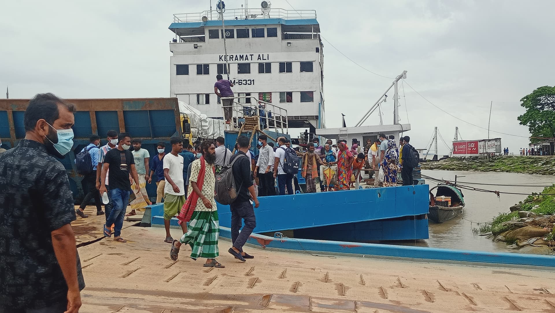কঠোর বিধিনিষেধের মধ্যেও দৌলতদিয়া ঘাটে ঢাকামুখী মানুষের ভিড়
