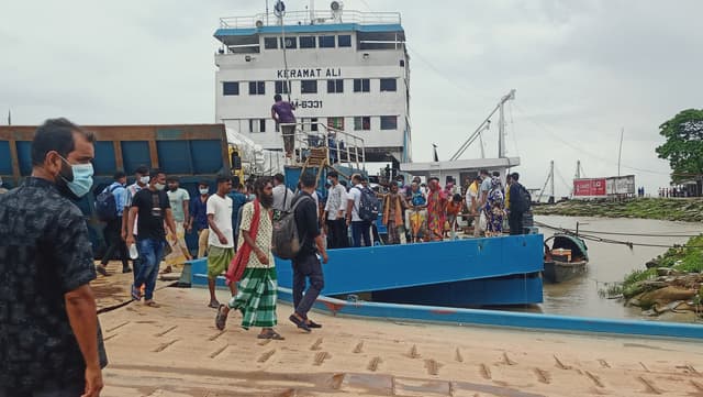 কঠোর বিধিনিষেধের মধ্যেও দৌলতদিয়া ঘাটে ঢাকামুখী মানুষের ভিড়