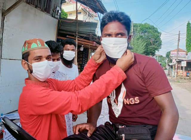 কুয়াকাটায় বিডিএআইডি’র উদ্যোগে করোনা সুরক্ষা সামগ্রী বিতরণ
