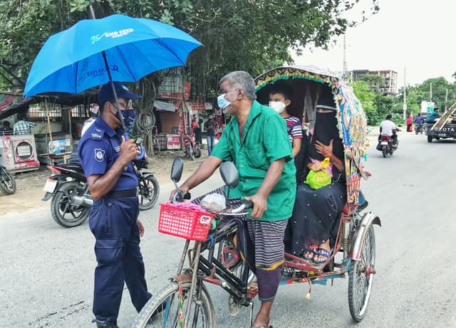 কুষ্টিয়ায় লকডাউন বাস্তবায়ন করতে কঠোর অবস্থানে প্রশাসন