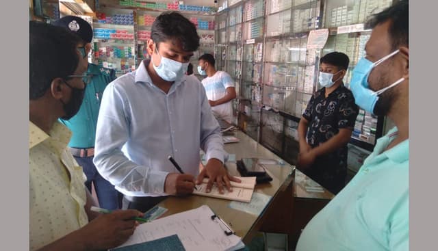 বরিশালে ভ্রাম্যমান আদালতে ৫ ফার্মেসীকে জরিমানা
