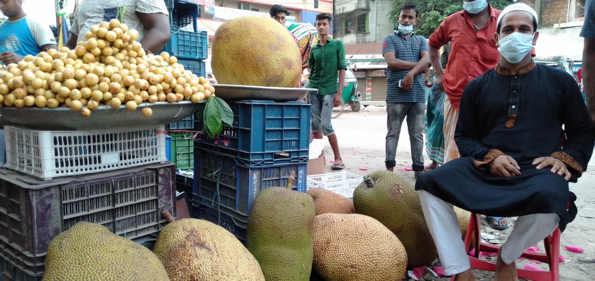 দেবীদ্বারে ৬০ কেজি ওজনের কাঁঠাল নিয়ে বিপাকে ব্যবসায়ি