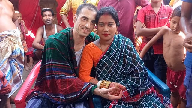 বাংলাদেশী তরুনীর প্রেমের টানে ইতালির যুবক ঠাকুরগাঁওয়ে