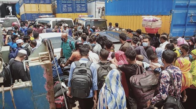 বিধি নিষেধ উপেক্ষা করে ফেরিতে পার হচ্ছে যাত্রী ও ব্যক্তিগত গাড়ি