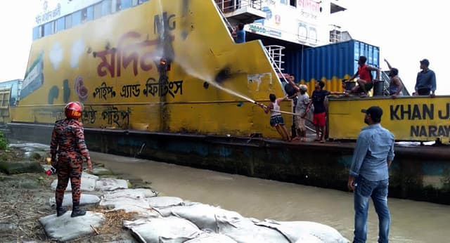 দৌলতদিয়ায় খানজাহান আলী ফেরিতে অগ্নিকাণ্ড