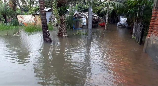 মোংলায় লঘুচাপের প্রভাবে টানা বৃষ্টি, নিন্মাঞ্চল প্লাবিত