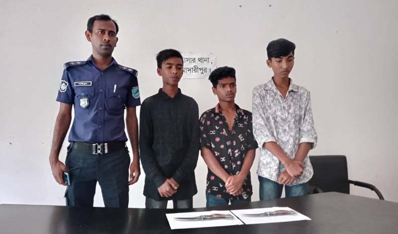 কালকিনিতে কিশোর গ্যাংয়ের তিন সদস্য আটক