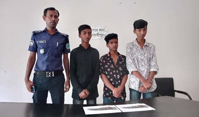 কালকিনিতে কিশোর গ্যাংয়ের তিন সদস্য আটক