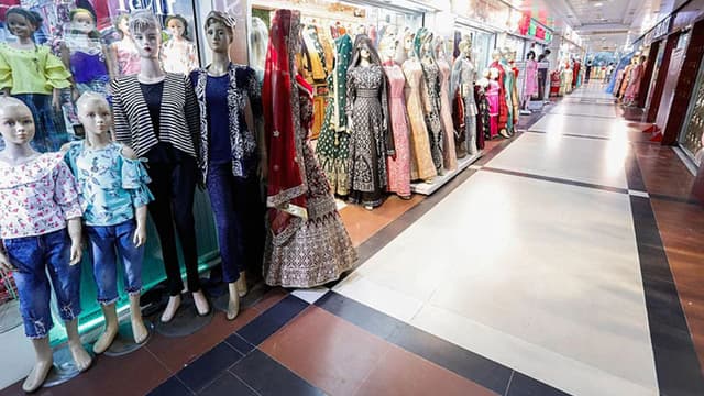 রাত ৯টা পর্যন্ত দোকানপাট খোলা রাখার দাবী ব্যবসায়ীদের
