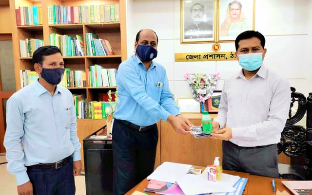 ঠাকুরগাঁওয়ের জেলা প্রশাসককে স্বাস্থ্য সুরক্ষা সামগ্রী উপহার