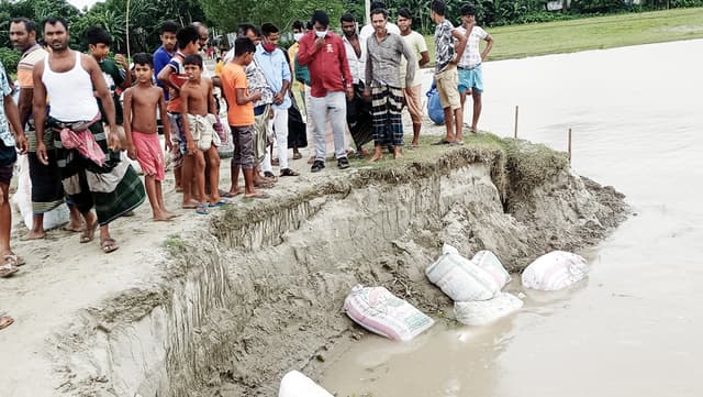 দৌলতদিয়ায় ব্রিজের সংযোগ সড়ক রক্ষায় বালুভর্তি বস্তা