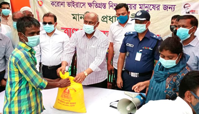 নেত্রকোণায় করোনা ভাইরাসে ক্ষতিগ্রস্থদের মাঝে ত্রাণ বিতরণ