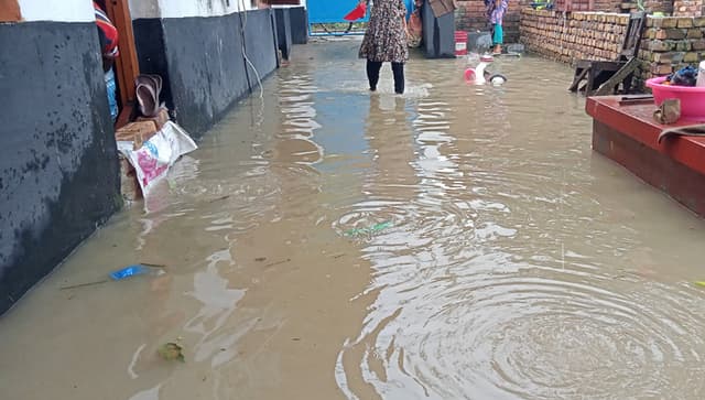 মোংলায় বৃষ্টির পানিতে শহরে জলাবদ্ধতা
