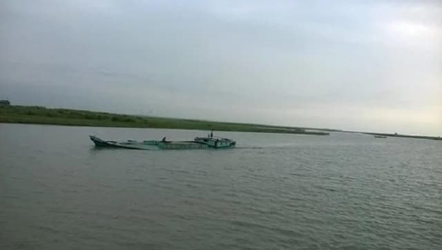 বরিশালে সিমেন্ট বোঝাই ট্রলার ডুবি