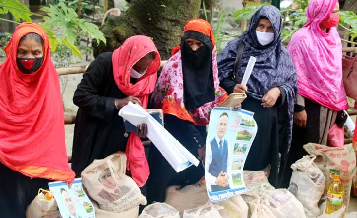 দেবীদ্বারে বিধবাদের মাঝে খাদ্যসামগ্রী উপহার