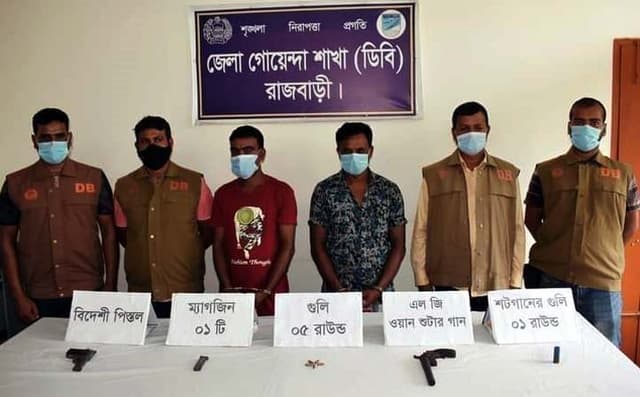 রাজবাড়ী ও দৌলতদিয়ায় অস্ত্র-গুলিসহ গ্রেপ্তার ২