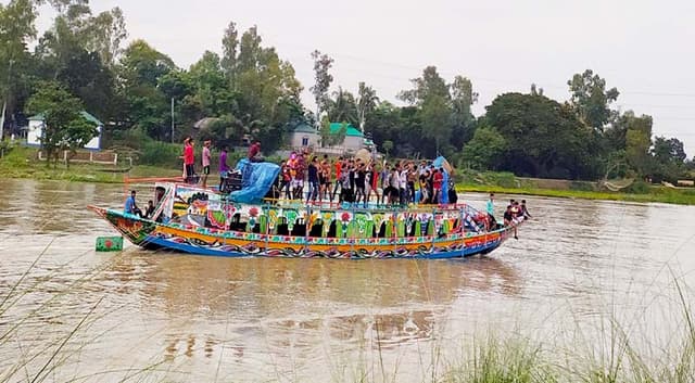 লকডাউনে তুরাগ নদীতে অশ্লীল নাচ-গান