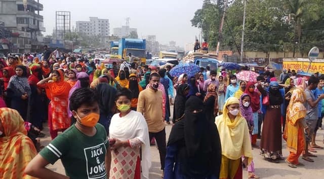 মহাসড়ক অবরোধ করে বিক্ষোভ গার্মেন্টস শ্রমিকদের