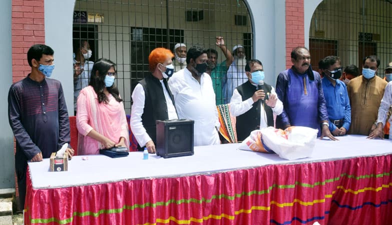 টাঙ্গাইলে পরিবহন শ্রমিকদের মাঝে প্রধানমন্ত্রীর উপহার বিতরণ