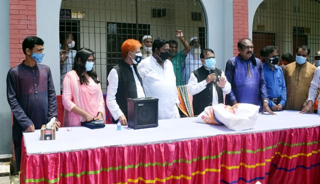 টাঙ্গাইলে পরিবহন শ্রমিকদের মাঝে প্রধানমন্ত্রীর উপহার বিতরণ