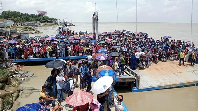 চাকরি বাঁচাতে হবে, ৩ হাজার যাত্রী নিয়ে ঘাট ত্যাগ ফেরীর