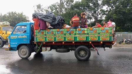 ঝুঁকি নিয়েই কর্মস্থলে ছুটছে মানুষ