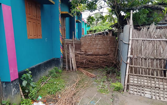 গাংনীতে প্রতিবেশীর বাড়ির পথে বেড়া