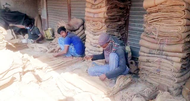 ছেঁড়া ফাটা বস্তা সেলাই করে সংসার চলে হিলির শতাধিক শ্রমিকের