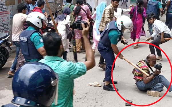 বরিশালে শিক্ষার্থীদের ওপর পুলিশের লাঠিচার্জ, ৬ সাংবাদিকসহ আহত ২০