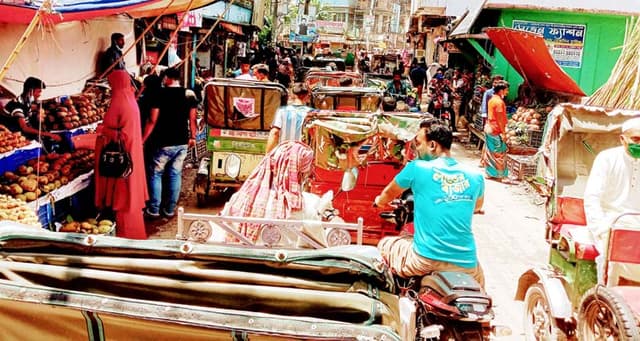 লকডাউনঃ দিন যাচ্ছে, মানুষও বের হচ্ছে !