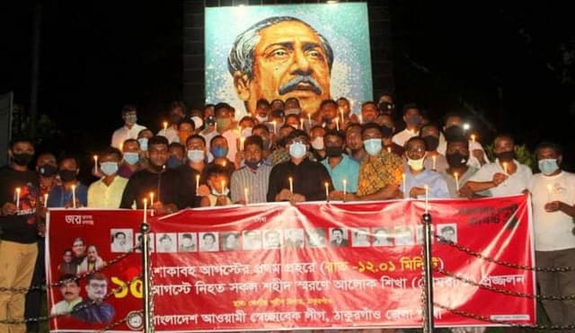 বঙ্গবন্ধুর প্রতিকৃতিতে স্বেচ্ছাসেবকলীগের শ্রদ্ধা ও মোমবাতি প্রজ্জ্বলন