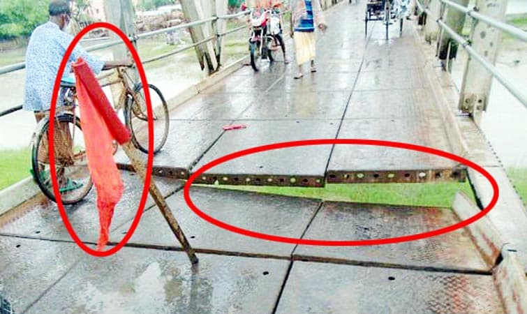 আশাশুনির মরিচ্চাপ বেইলী ব্রীজে আবারও ভাঙ্গন