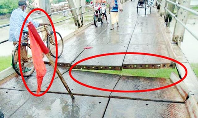আশাশুনির মরিচ্চাপ বেইলী ব্রীজে আবারও ভাঙ্গন