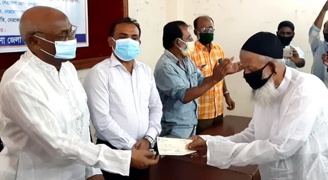 নেত্রকোনায় অসুস্থ সাংবাদিককে চিকিৎসা সহায়তার চেক প্রদান