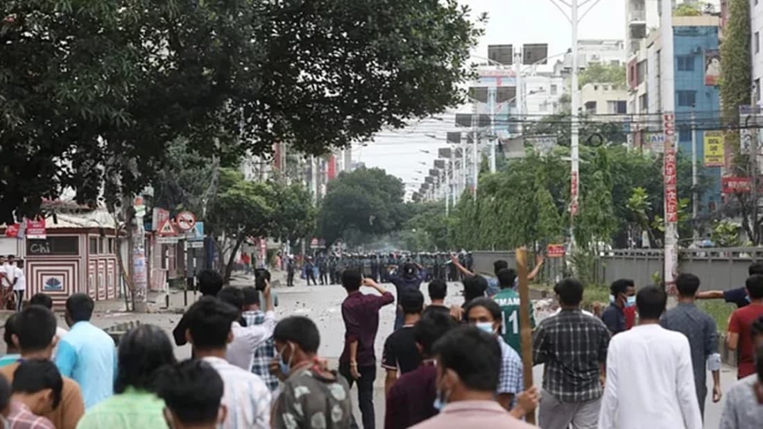 উত্তরায় শিক্ষার্থীদের সঙ্গে সংঘর্ষ, পুলিশের সাউন্ড গ্রেনেড-কাদাঁনে গ্যাস নিক্ষেপ