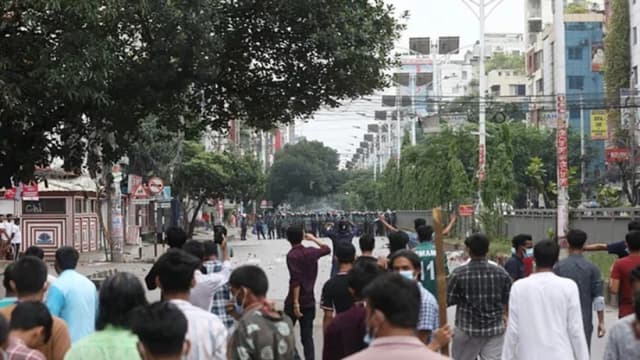 উত্তরায় শিক্ষার্থীদের সঙ্গে সংঘর্ষ, পুলিশের সাউন্ড গ্রেনেড-কাদাঁনে গ্যাস নিক্ষেপ