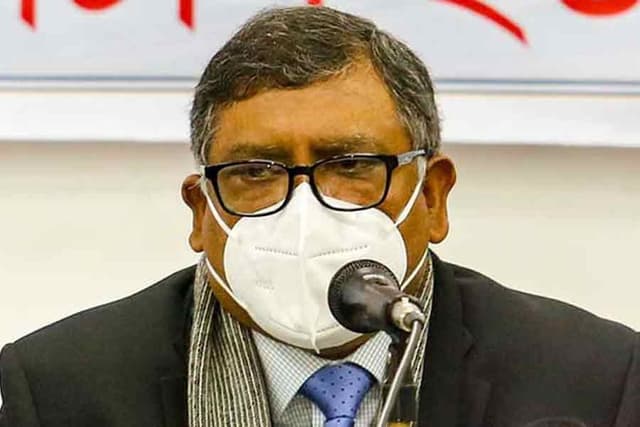 হাসপাতালে জায়গা নেই, হোটেল খুঁজছি: স্বাস্থ্যমন্ত্রী