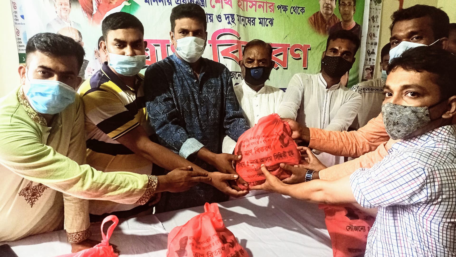 গোয়ালন্দে কৃষকলীগের উদ্যোগে ত্রাণ সামগ্রী বিতরণ