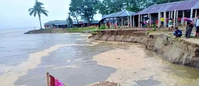 যমুনায় বিলীন মসজিদ-মাদরাসা ও স্কুল