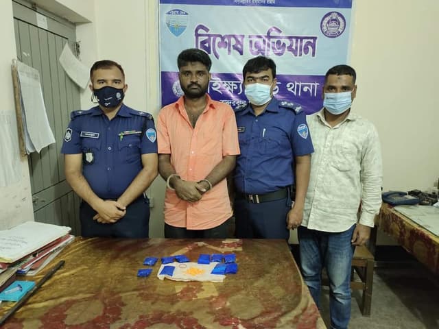 নাইক্ষ্যংছড়ি ইয়াবাসহ আটক ১