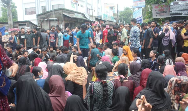 নওগাঁয় ছাত্র আন্দোলনে ধাওয়া-পাল্টা ধাওয়ায় আহত ১৩, রাস্তা অবরোধ