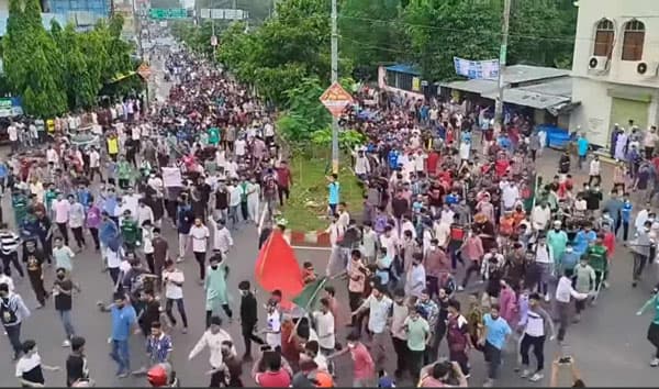 ঠাকুরগাঁওয়ে বৃষ্টিকে উপেক্ষা করে আন্দোলনে হাজারো শিক্ষার্থী