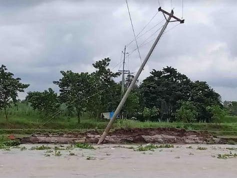 পাঁচবিবিতে পল্লী বিদ্যুতের খুঁটি নদী গর্ভে